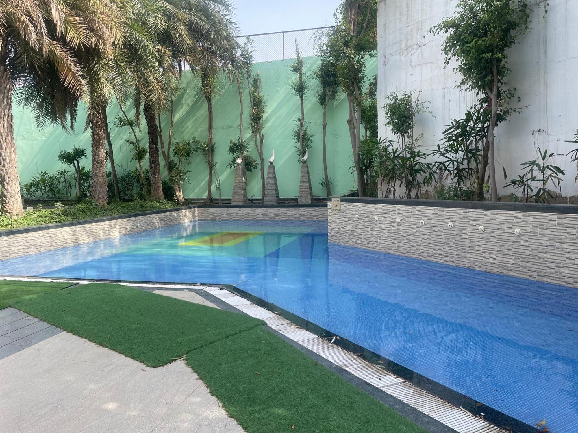 V Retreat Gurgaon Hotel Buitenkant foto