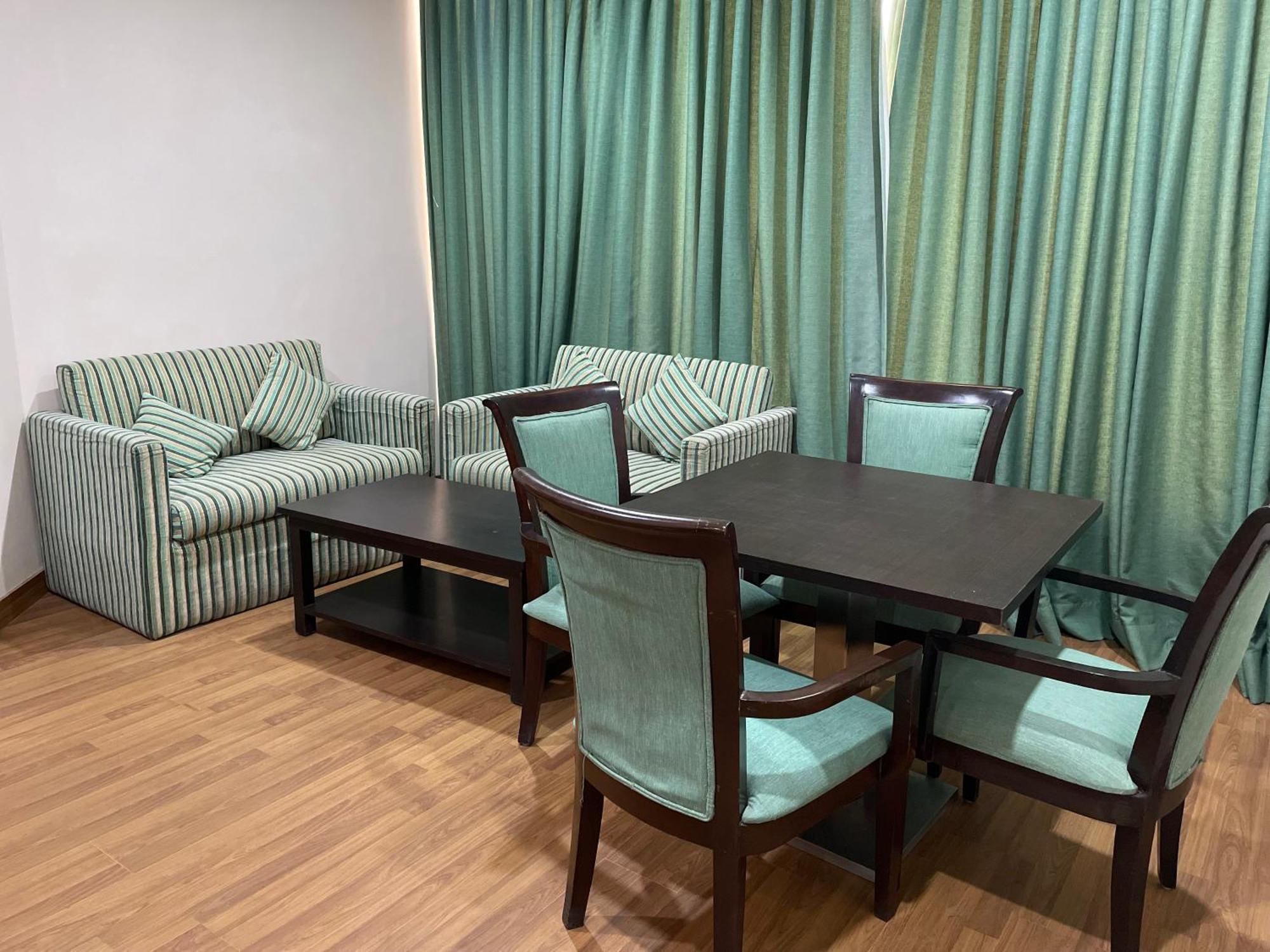 V Retreat Gurgaon Hotel Buitenkant foto