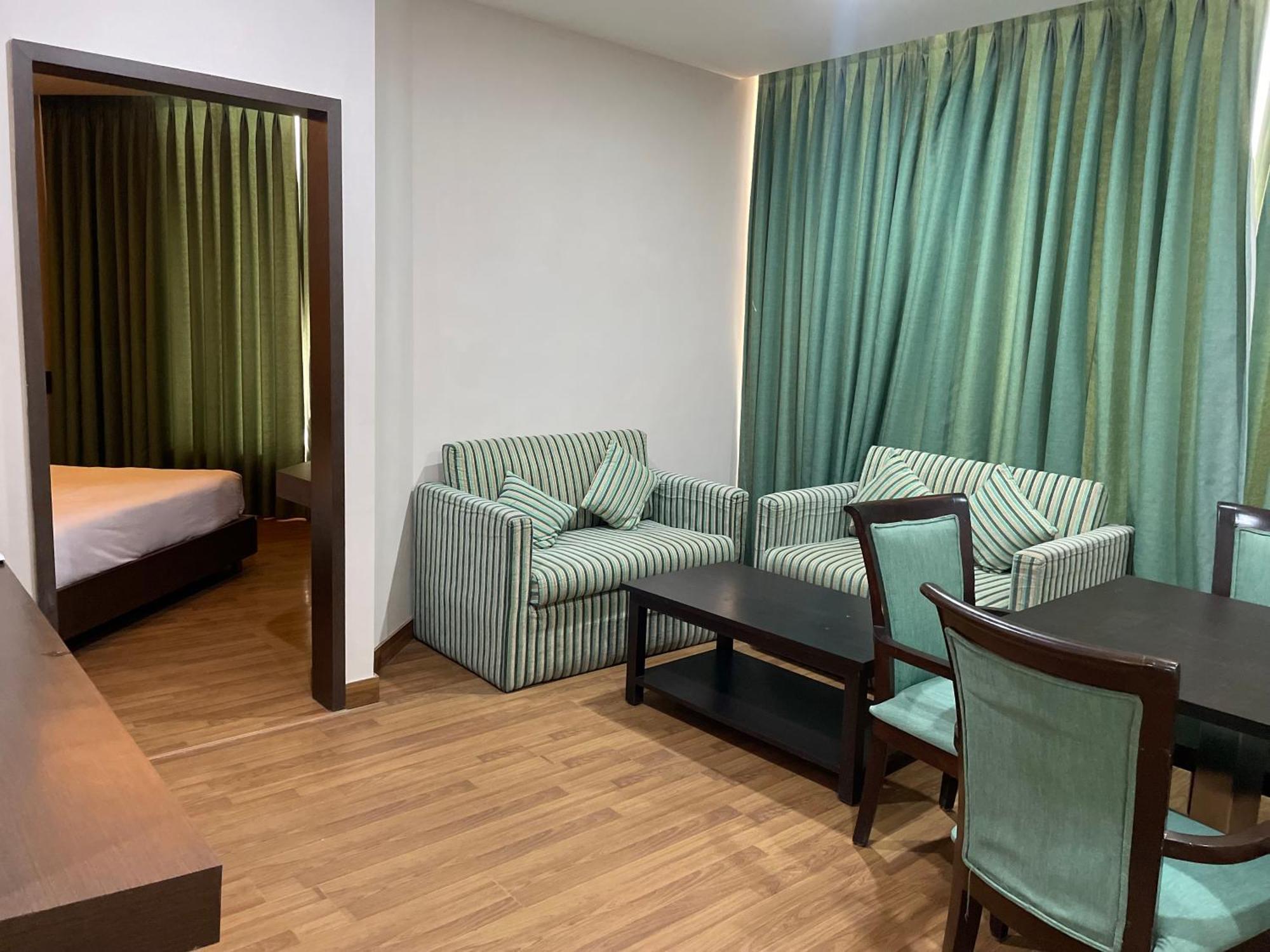 V Retreat Gurgaon Hotel Buitenkant foto
