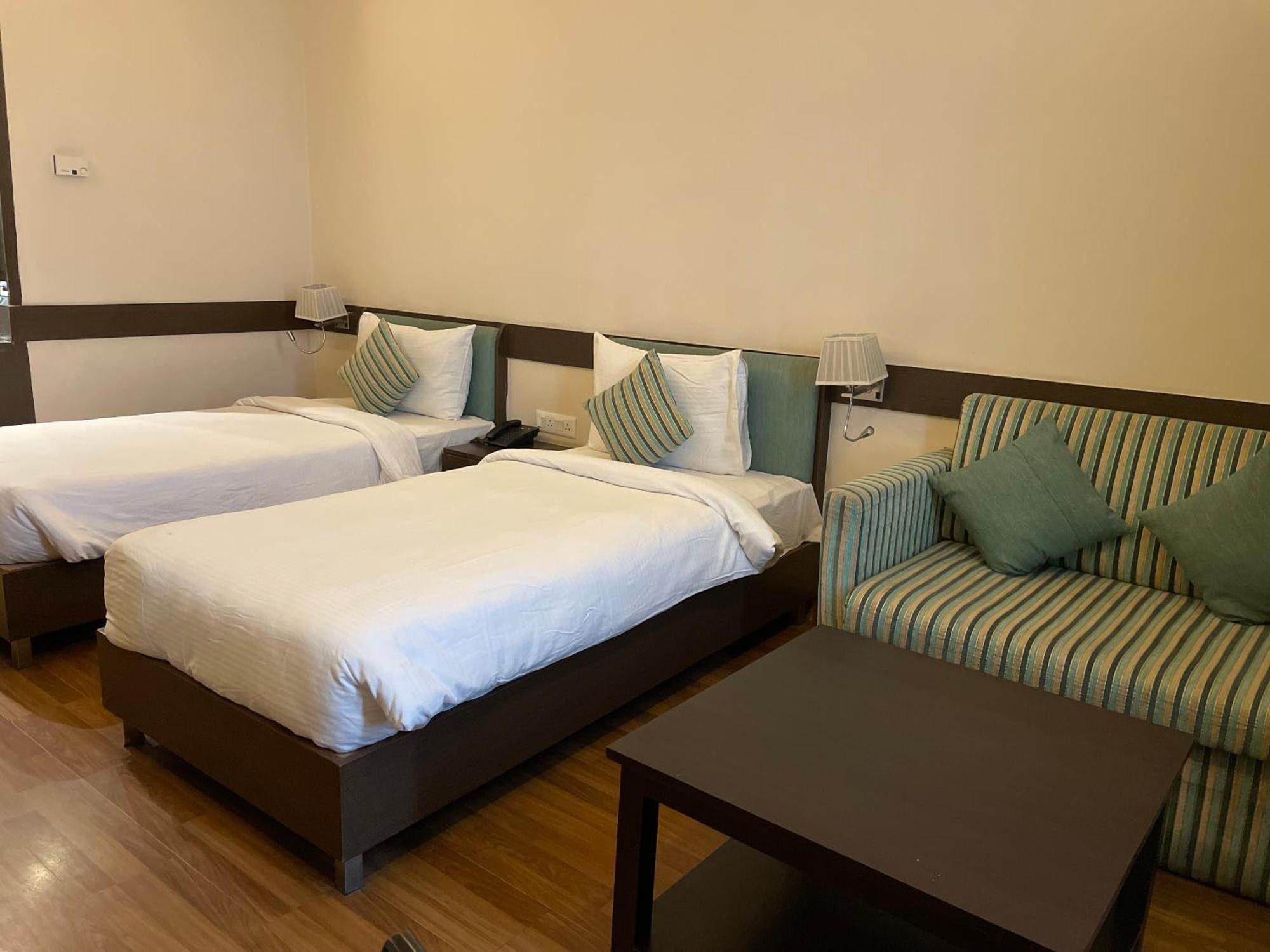 V Retreat Gurgaon Hotel Buitenkant foto